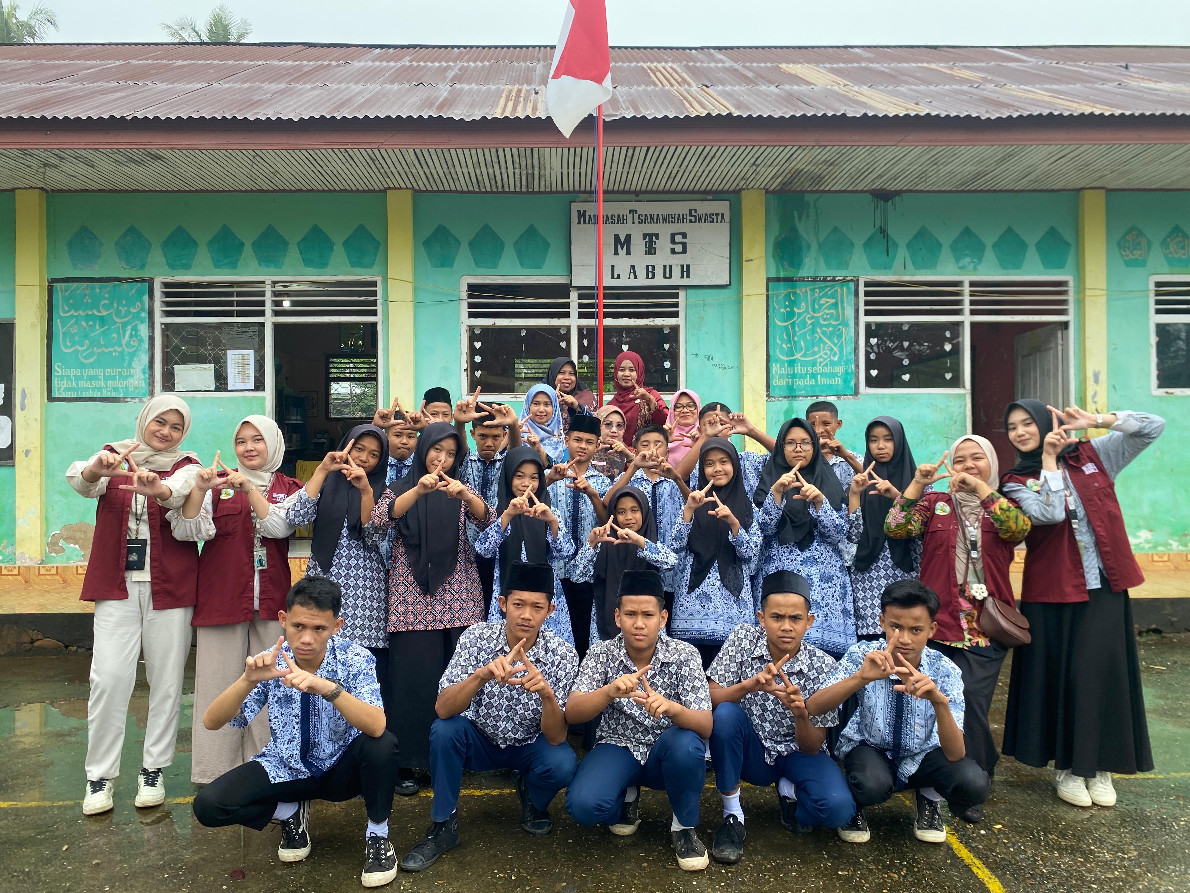 KKN Reguler 1 Unand Edukasi Siswa MTsS Nagari Labuh tentang Literasi Digital dan Keselamatan